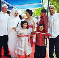hari pernikahan putri kami menjadi hari yg bahagia buat keluarga besar kita..terima kasih sdh hadir dan turut memberikan support dan doa @krisdayantilemos, tulis Atha di keterangan fotonya.  Foto: Instagram @shechahsagran