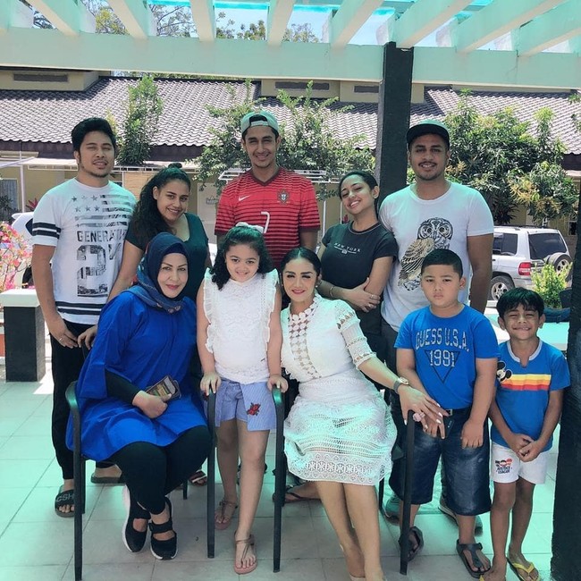 Tanpa Raul Lemos, KD bahkan tidak segan menyambangi keluarga Atha di Dili. Wanita yang kini telah berhijab itu  kini telah menikah lagi dengan pria bernama Charlos.  Foto: Instagram @shechahsagran