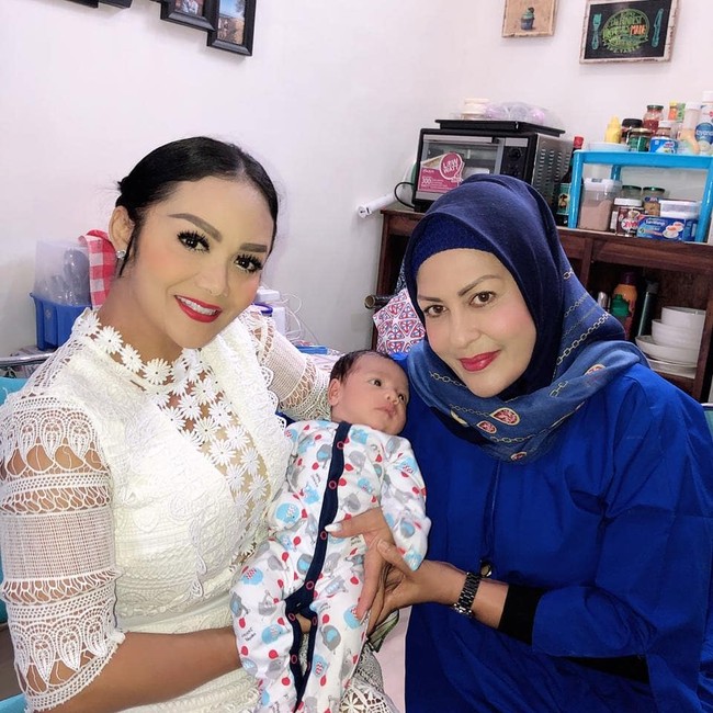 Di masa lalu hubungan Krisdayanti dan Atha, mantan istri Raul Lemos sempat memanas. Namun ternyata hubungan keduanya telah membaik, bahkan KD dan Atha tampak rukun dan harmonis. Seperti yang tergambar dari potret ini, KD menyambangin rumah Atha di Dili, Timor Leste untuk melihat cucunya.  Foto: Instagram @shechahsagran