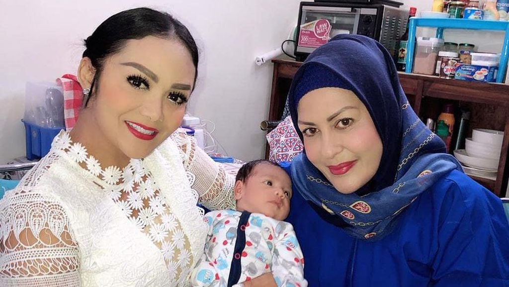 Foto: Kekompakan Krisdayanti dengan Atha, Mantan Istri Raul Lemos Foto: Kekompakan Krisdayanti dengan Atha, Mantan Istri Raul Lemos