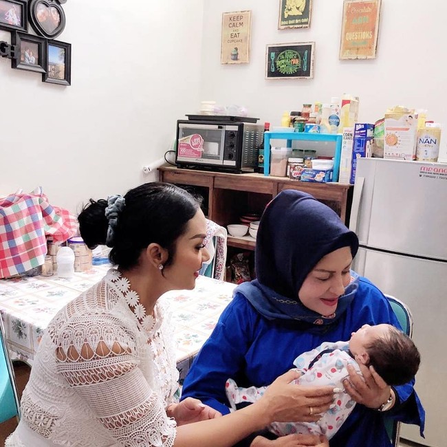 baby Ze dikunjungi sama vovo @krisdayantilemos sekeluarga...Dili 100819, begitu keterangan foto Atha di Instagramnya @shechahsagran.  Foto: Instagram @shechahsagran