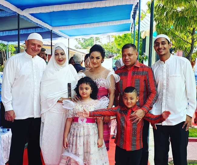 Inilah kebersamaan Krisdayanti dan Raul Lemos dengan Atha dan suami barunya. KD dan Raul datang ke pernikahan salah satu putri Atha.  Foto: Instagram @shechahsagran