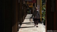 Seperti diketahui, Pemprov DKI Jakarta membuka kegiatan usaha di pasar mulai 15 Juni 2020. Gubernur DKI Jakarta Anies Baswedan mengatakan bahwa saat dibuka kapasitas pasar dan pusat belanja hanya boleh 50%.