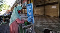 Sebelum masuk pasar, pengunjung dan pedagang diminta untuk mencuci tangan dengan sabun di wastafel portable yang telah disediakan.