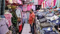 Petugas melakukan patroli di dalam pasar. Hal itu dilakukan untuk mengecek kondisi penerapan ganjil-genap di pasar tersebut.