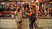 Petugas dari TNI terus melakukan patroli di dalam pasar. Mereka akan menegur pengunjung dan pedagang yang tidak menggunakan masker secara benar.
