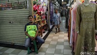 Penerapan sistem ganjil-genap di Pasar Koja Baru dan pasar lainnya untuk mencegah penularan virus Corona.