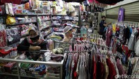 Pasar Koja Baru menerapkan peraturan ganjil-genap di setiap toko non pangan. Untuk toko pangan akan selalu buka.