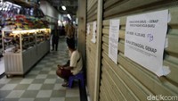 Hari ini, giliran toko-toko bernomor genap yang diizinkan untuk buka.