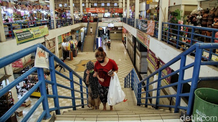 Melihat Ganjil-Genap di Pasar Koja Baru Pemprov DKI Jakarta menerapkan aturan ganjil-genap bagi pedagang pasar. Aturan tersebut sudah diterapkan di Pasar Koja Baru, Jakarta Utara, Selasa (16/6/2020). Begini suasananya.