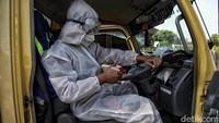 Penggunakan APD lengkap seperti hazmat, masker medis, sarung tangan dan face shield adalah protokol kesehatan yang wajib mereka lakukan saat bertugas.