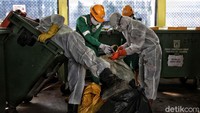 Petugas yang bekerja di TPS limbah medis pun wajib memakai APD lengkap saat membersihkan dan mengangkut sampah tersebut karena termasuk kategori limbah infeksius.