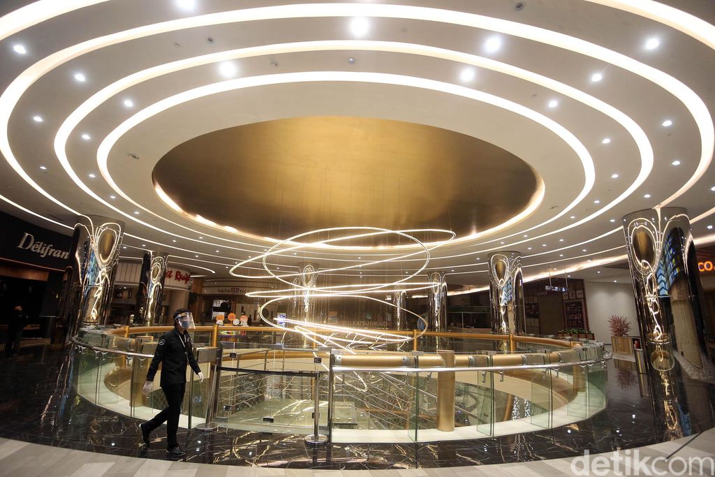 Pusat perbelanjaan di Trans Studio Mall Cibubur, Depok, Jawa Barat akan dibuka pada Kamis (18/6) mendatang. Jelang dibuka, pekerja tenant tampak bersih-bersih.