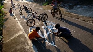 Kreatif Banget! Bocah di Solo Melukis Aspal Jalanan