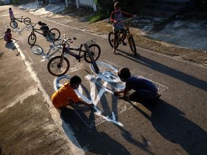 Kreatif Banget! Bocah di Solo Melukis Aspal Jalanan
