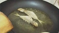 Pernah berhasil masak ikan tanpa takut terciprat minyak panas? Nah mungkin perasaannya seperti saat dipuji sama Chef Juna. Foto: istimewa