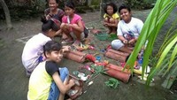 Kegiatan masak tampaknya jadi hal menyenangkan, buktinya anak-anak banyak yang bermain masak-masakan. Meskipun yang dimasak bukan makanan asli dan tentu saja tak ada kompor. Foto: istimewa