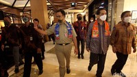 Dengan mengenakan masker, Menteri Perdagangan Agus Suparmanto bersama Gubernur Anies Baswedan dan rombongan berkeliling kawasan Mal Kota Kasablanka untuk meninjau penerapan protokol kesehatan di pusat perbelanjaan tersebut.