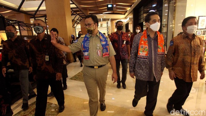 Mendag Agus Suparmanto dan Gubernur DKI Jakarta Anies Baswedan kunjungi pusat perbelanjaan. Kedatangannya untuk tinjau protokol kesehatan di pusat perbelanjaan.