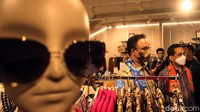 Seperti diketahui, sejumlah mal di ibu kota kembali dibuka untuk umum sejak Senin (15/6/2020). Meski telah dibuka, sejumlah protokol kesehatan diterapkan di area pusat perbelanjaan guna mengantisipasi penyebaran COVID-19.