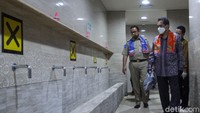  Penerapan physical distancing juga turut diterapkan di ruang wudhu masjid tersebut.