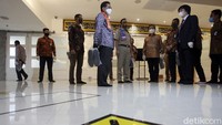 Tampak stiker bertanda silang dipasang di lantai dalam masjid sebagai penanda sekaligus informasi terkait penerapan physical distancing atau jaga jarak bagi para pengunjung yang beraktivitas di dalam masjid.