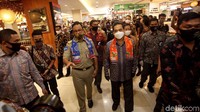 Menteri Perdagangan Agus Suparmanto bersama Gubernur DKI Jakarta Anies Baswedan mengunjungi Mal Kota Kasablanka, salah satu pusat perbelanjaan di ibu kota yang kembali dibuka untuk umum, Selasa (16/6/2020). Mereka meninjau penerapan protokol kesehatan di pusat perbelanjaan tersebut.