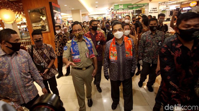 Mendag Agus Suparmanto dan Gubernur DKI Jakarta Anies Baswedan kunjungi pusat perbelanjaan. Kedatangannya untuk tinjau protokol kesehatan di pusat perbelanjaan.