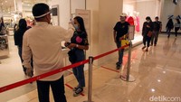 Protokol kesehatan juga diterapkan di tiap toko yang berada di dalam mal tersebut. Di salah satu toko tampak pengunjung yang hendak masuk ke dalam toko diwajibkan untuk diperiksa suhu tubuhnya dengan menggunakan thermal gun.