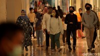 Para pengunjung pun diimbau untuk mengenakan masker saat beraktivitas di dalam mal.