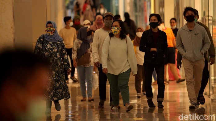 Sejumlah mal di kawasan DKI Jakarta telah kembali beroperasi. Sejumlah protokol kesehatan diterapkan di pusat perbelanjaan tersebut.