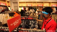 Tak hanya pengunjung, para pegawai di toko-toko yang berada di pusat perbelanjaan tersebut juga diwajibkan untuk mengenakan masker maupun face shield atau pelindung wajah saat sedang bekerja.