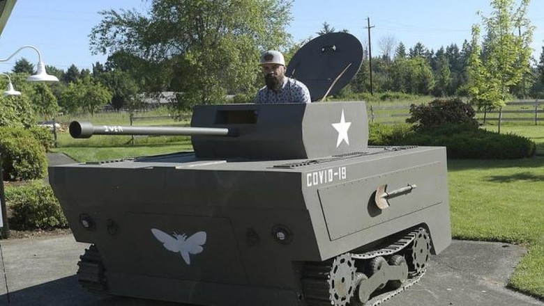 Mesin pemotong rumput dimodifikasi jadi tank Mesin pemotong rumput dimodifikasi jadi tank