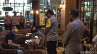 Nana mengatakan mal memang memiliki kewajiban untuk menyiapkan protokol kesehatan. Menurutnya Mal Gandaria City sudah menerapkan prosedur tersebut. Lebih lanjut dia juga menyempatkan diri untuk menyapa pengunjung di mal. Dia menyapa dua pengunjung yang berada di sebuah kafe.