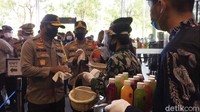 Nana ingin memastikan mal telah menerapkan protokol kesehatan dalam memasuki tatanan normal baru atau new normal. Nana dan rombongan datang dengan mengenakan masker. Dia disambut oleh pengelola mal Gandaria City.