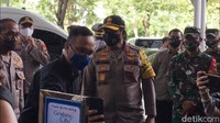 Setibanya di lokasi Nana turut melakukan scan pada barcode dan mengenakan hand sanitizer yang telah disediakan. Saat di dalam mal, Nana pun berkeliling melihat situasi mal.