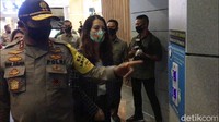 Diketahui Gubernur DKI Jakarta Anies Baswedan telah mengumumkan perpanjangan status pembatasan sosial berskala besar (PSBB) yang diperpanjang dengan penambahan masa transisi. Untuk kegiatan sosial-ekonomi di pusat-pusat perbelanjaan akan dibuka Senin (15/6) dengan kapasitas 50 persen, yang merupakan masa transisi fase I pekan ketiga.