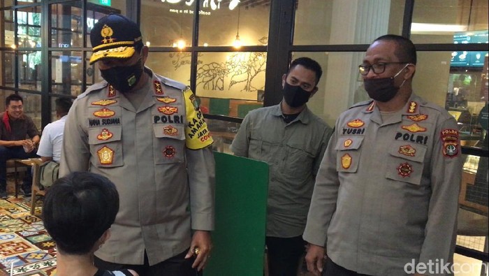 Momen Kapolda Metro Cek Protokol Kesehatan di Gancit Kapolda Metro Jaya Irjen Nana Sudjana meninjau Mal Gandaria City, Kebayoran Lama, Jakarta Selatan.