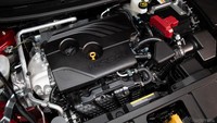 Nissan X-Trail 2021 membawa jantung pacu 2,5 liter, DOHC, 4 silinder segaris, 16 katup, direct injection. Mesin tersebut bisa menghasilkan tenaga maksimum hingga 181 dk dan torsi puncak 245 Nm. Dibanding pendahulunya, tenaga Nissan X-Trail baru lebih besar 11 dk dan torsinya lebih besar 8 Nm. (Foto: Nissan)