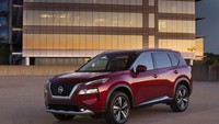 Nissan X-Trail 2021 dijual dalam 4 varian, S, SV, SL, dan tipe tertinggi Platinum. Tipe Platinum mendapatkan beberapa fitur tambahan seperti instrument cluster digital 12,3 inci, jok berbahan kulit, dan layanan komunikasi nirkabel Apple CarPlay. (Foto: Nissan)