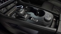 Bagian konsol tengah menawarkan lebih banyak tempat penyimpanan daripada sebelumnya, berkat desain tuas transmisi elektronik yang mungil dan minimalis. (Foto: Nissan)
