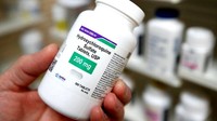 Fokus dan dukungan terhadap penelitian perlu kita berikan. Namun perlu diingatkan kepada yang melakukan penelitian jangan cepat-cepat  mengklaim tanpa bukti dan lolos tahapan uji pra-klinis dan kemudian uji klinis yang pada dasar memerlukan waktu cukup lama demi efektifitas, manfaat dan keamananan dari obat tersebut terhadap manusia atau pasien yang mengkonsumsinya. Foto: BBC World
