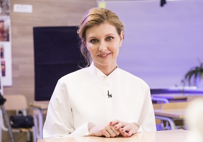 Presiden Volodymyr Zelensky mengklaim bahwa dia menjadi target utama Rusia yang melakukan invasi ke Ukraina. Sang istri dan keluarganya juga disebut jadi tarhet kedua. Olena Zelenska pun telah menyatakan akan tetap bertahan di Kiev, Ukraina, di tengah serangan pasukan yang dipimpin Vladimir Putin. Foto: Ukrainian Presidential Press Office via AP