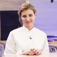 Presiden Volodymyr Zelensky mengklaim bahwa dia menjadi target utama Rusia yang melakukan invasi ke Ukraina. Sang istri dan keluarganya juga disebut jadi tarhet kedua. Olena Zelenska pun telah menyatakan akan tetap bertahan di Kiev, Ukraina, di tengah serangan pasukan yang dipimpin Vladimir Putin. Foto: Ukrainian Presidential Press Office via AP