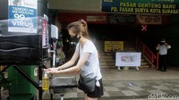 Pengunjung yang datang harus mencuci tangan terlebih dahulu kemudian diukur suhu tubuhnya.