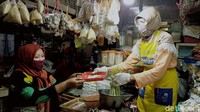 Proses transaksi jual beli juga harus menggunakan wadah saat membayar dan memberikan kembalian.