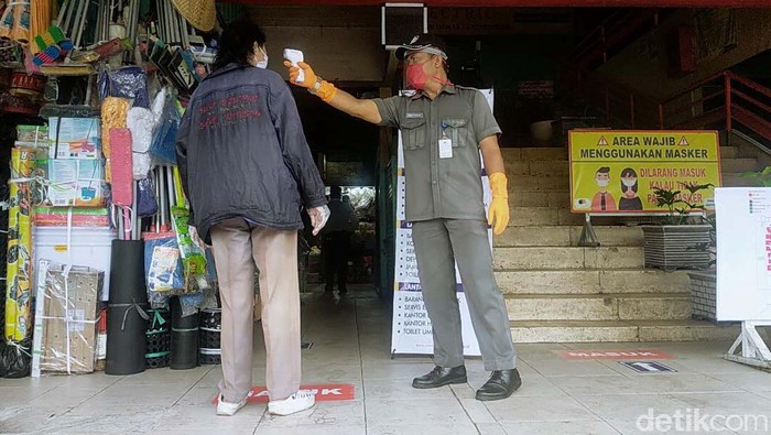 Pemkot Surabaya melalui PD Pasar Surabaya mulai menerapkan protokol kesehatan di pasar tradisional menuju normal baru. Salah satunya di  Pasar Genteng Baru.