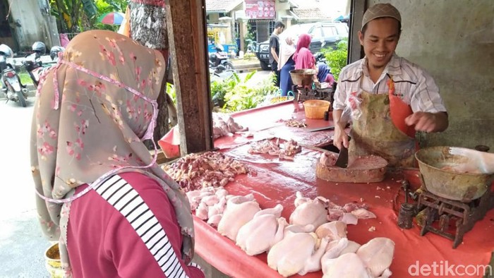 Pedagang daging ayam potong di Pasar Induk Cianjur