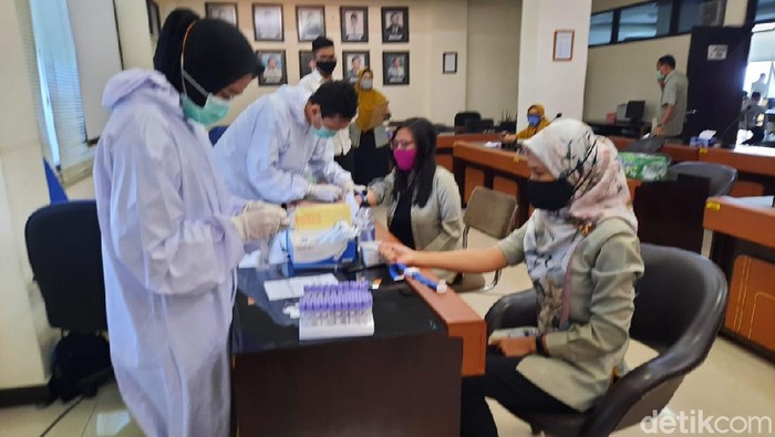 pegawai Bulog Jatim rapid test
