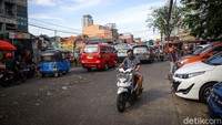 Sudah lawan arah, beberapa pengendara bahkan tidak mengenakan helm.